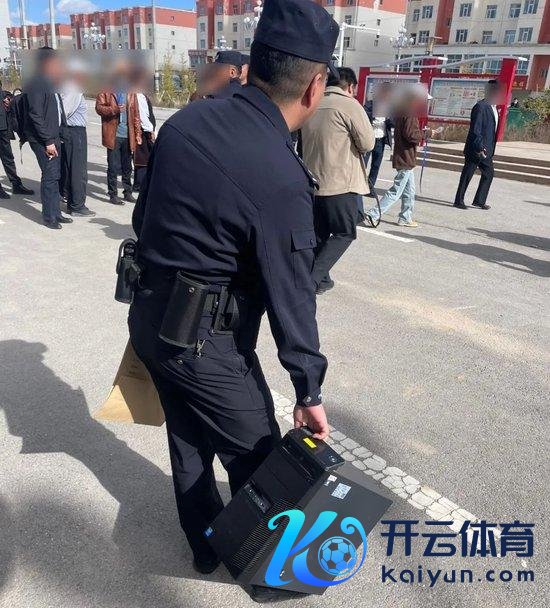 警方带漏电脑主机，保存笔据